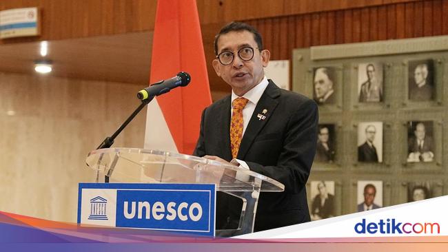 Lestarikan Budaya RI, Menbud Serahkan 4 Kain Wastra Nusantara ke UNESCO
