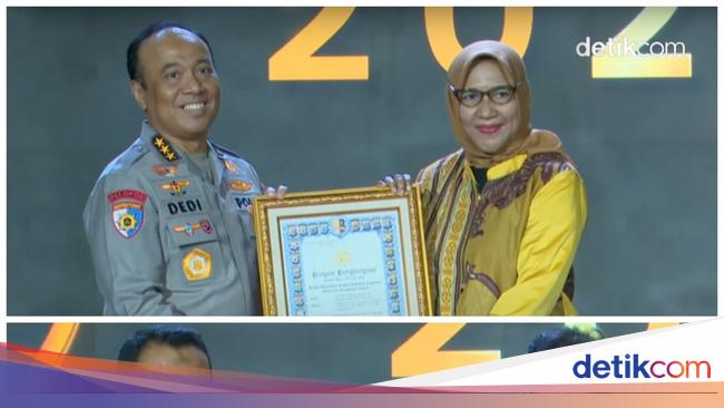Polri Beri Penghargaan ke 3 Tokoh Mitra Bhayangkara