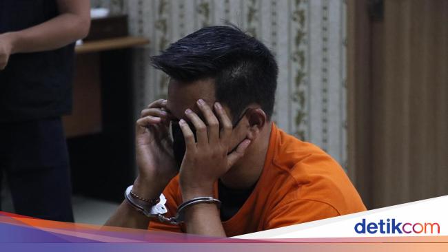 Potret Pelaku Pelecehan di Pesawat Tertunduk Berbaju Tahanan