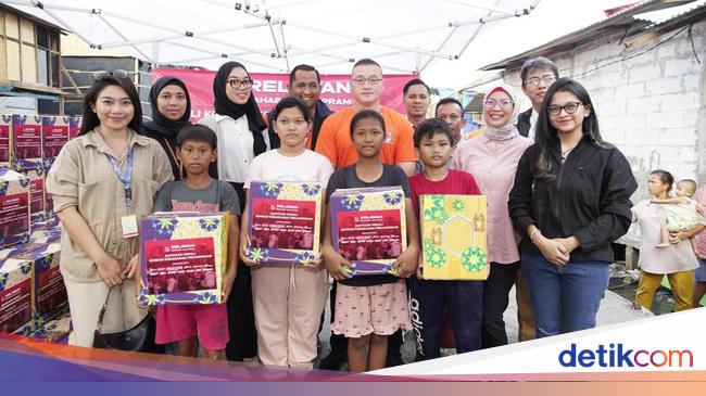 Relawan Sahabat Mas Pram-BUMD DKI Bantu Korban Kebakaran Kapuk Muara