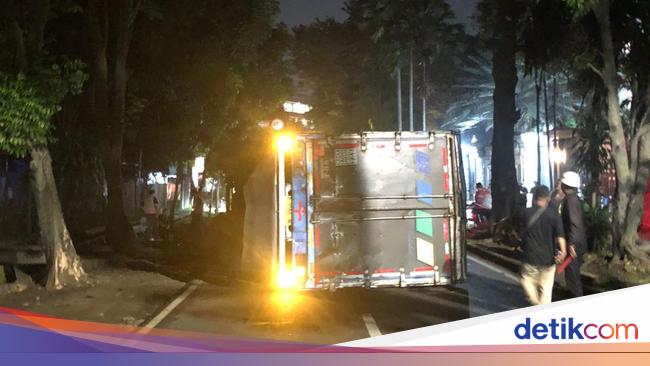 Truk Kontainer Rem Blong, Tabrak Pohon Lalu Terguling di Jl Pemuda Bogor