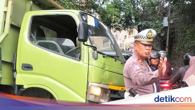 Penyebab Truk Terguling Timpa Mobil di Tanjakan Sawangan, Evakuasi Selesai