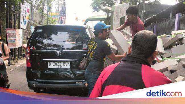 Truk Hebel Terguling Timpa Mobil di Tanjakan Sawangan, Lalin Macet