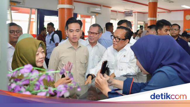 Wamenaker Dampingi Wapres Tinjau Penyaluran BSU di Tangerang