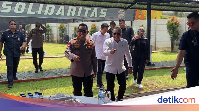 Saat Kapolri Lomba Tembak Lawan Zulhas hingga Taufik Hidayat