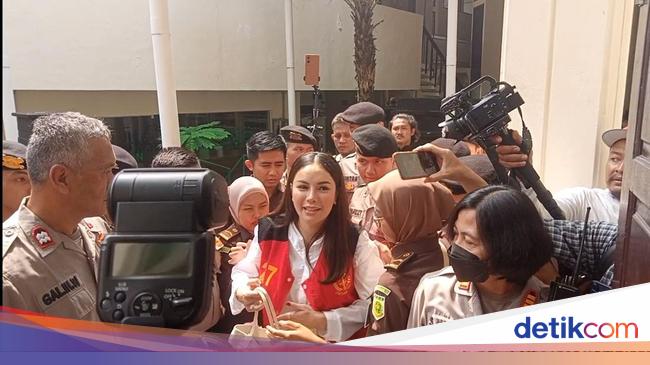 Disebut Bakal Seru, Nikita Mirzani Bakal Bertemu Reza Gladys di Sidang?