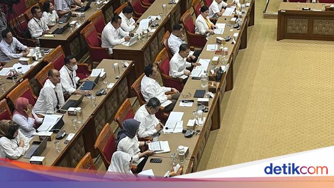 Momen Ultah, Melly Goeslaw dan Giring Berbalas Nyanyi di Rapat DPR