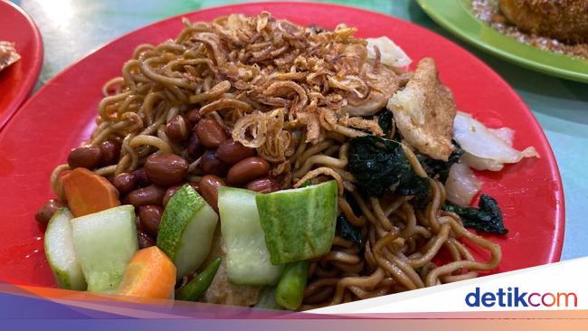 Bakmi Baskom: Bihun Goreng Bumbu Kacang yang Pedas Menyengat ala Mak Atun