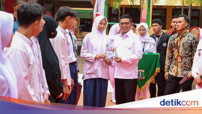 Andra Soni Serahkan Rekening ke Siswa SMA/SMK Swasta Gratis di Banten
