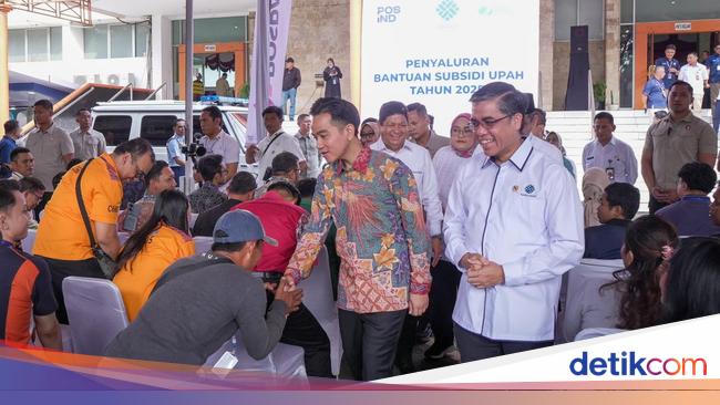 Menaker Dampingi Wapres Tinjau Penyaluran BSU di Kantor Pos Fatmawati