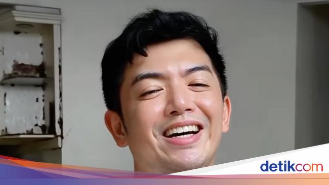 Nicky Tirta Bagi-bagi Donat Bayar Pakai Senyum, Siapa Mau?