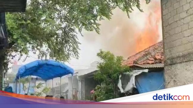 Rumah di Kalideres Jakbar Terbakar, 5 Unit Damkar Dikerahkan