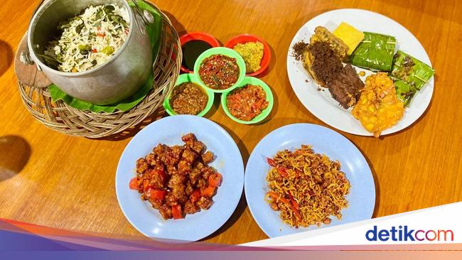 Sedapnya Ayam Goreng Kuning dan Prasmanan Sunda Legendaris Sejak 1989