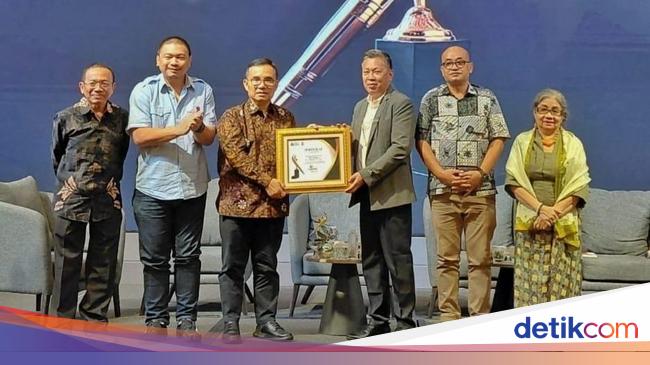 Menbud Fadli Zon Terima Penghargaan Pena Emas 2025 dari FPRMI