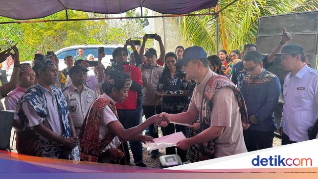 Menteri iftitah Serahkan 400 SHM ke Transmigran di Sumba Timur NTT