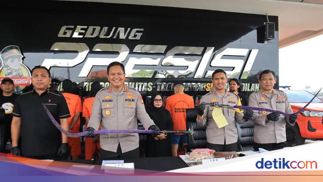 Pemuda di Bekasi Nongkrong Bawa Sajam, Ngacir Saat Didatangi Polisi