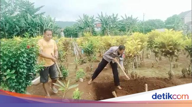 Cerita Aipda Purwanto Polantas Pekalongan Jadi Relawan Gali Kubur Tanpa Imbalan