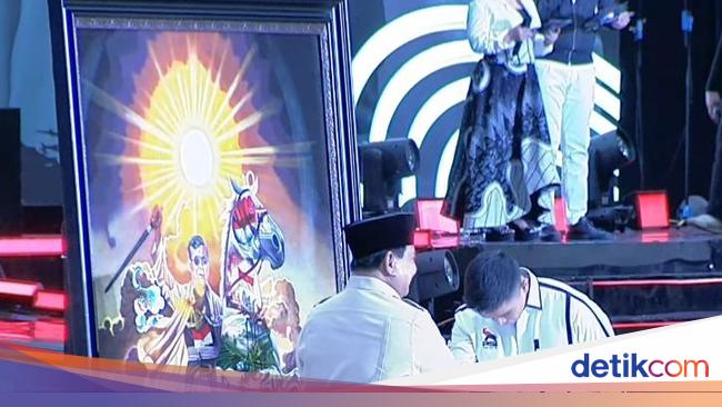 Kaesang Beri Lukisan ke Prabowo di Kongres PSI