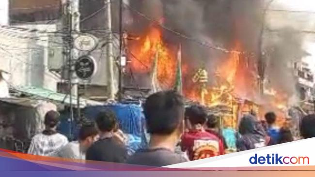 Kebakaran Warung Makan di Muara Baru Jakut, 1 Orang Tewas