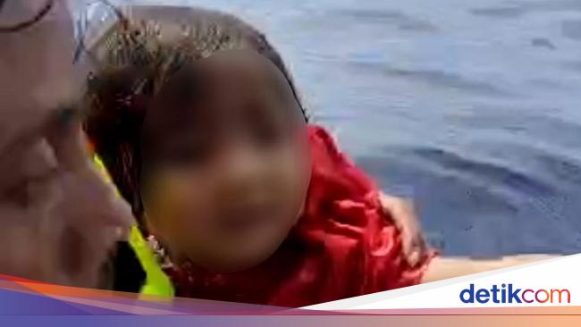 Momen Dramatis Penyelamatan Balita di Laut Usai Kebakaran KM Barcelona
