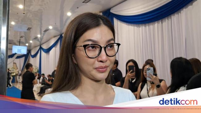 Kepergian Ayah Satukan Mereka Lagi: Sarwendah Tegar, Ruben Hadir dalam Haru