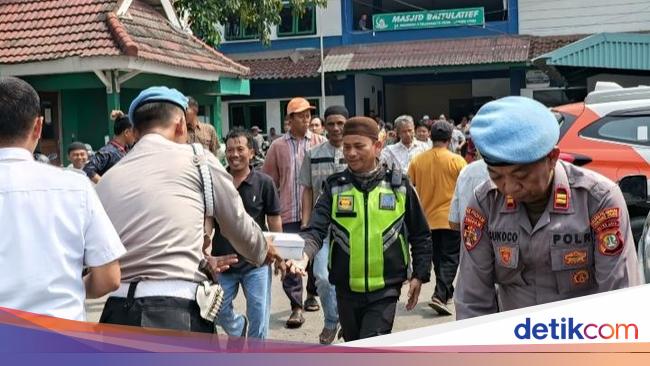 Sipropam Polres Priok Gelar Jumat Berkah, Bagikan 150 Nasi Kotak