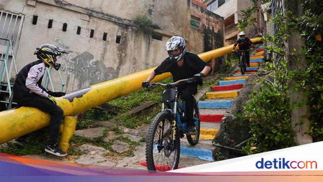 Aksi Menegangkan Lomba Sepeda Downhill di Permukiman Petare Venezuela