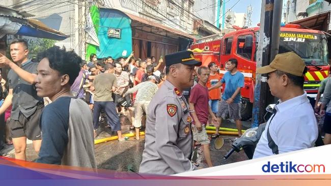 Kebakaran di Tambora Dipicu Kompor Ditinggal Menyala, 2 Damkar Terluka