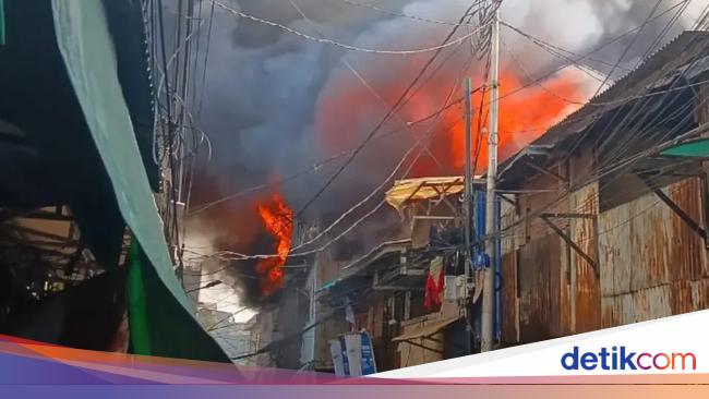 Kebakaran di Tambora Jakbar Padam Usai 9 Jam, 86 Rumah Hangus