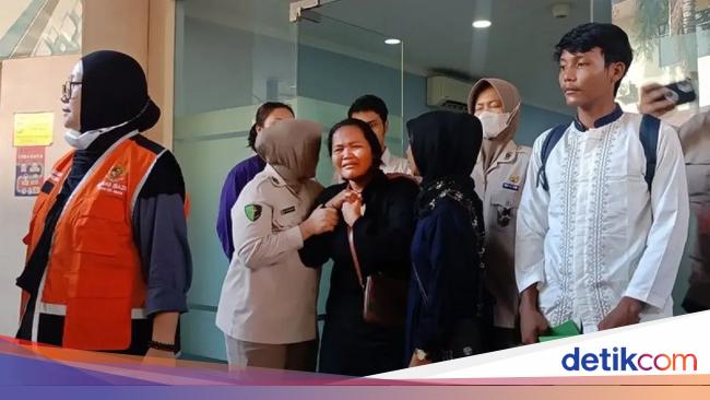 Tangis Keluarga Korban Kebakaran Tebet Pecah saat Terima Jenazah di RS Polri