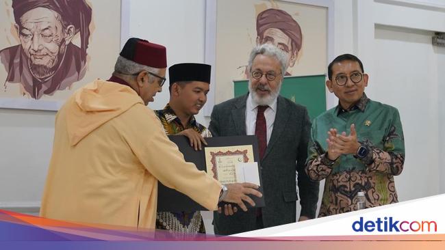 Fadli Zon Beri Penghargaan 10 Pemenang Kompetisi Kaligrafi Internasional
