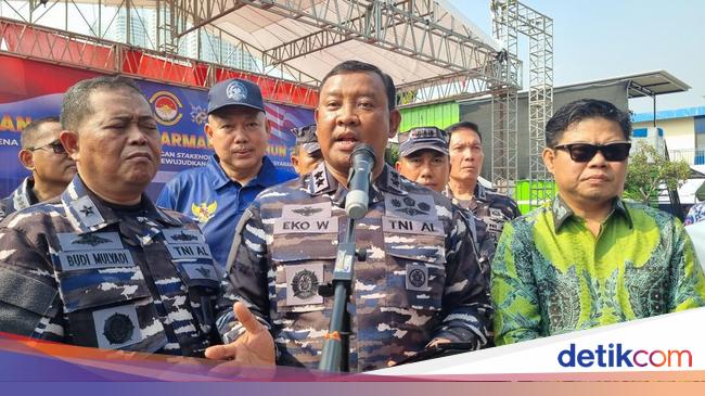 TNI AL Duga Kebakaran KM Barcelona Disebabkan Ledakan dari Ruang Mesin