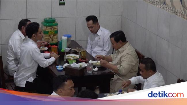 Momen Prabowo, Jokowi, Gibran Makan Bersama di Warung Bakmi Jawa Solo