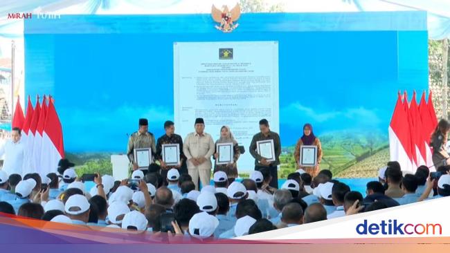 Prabowo Serahkan SK Badan Hukum ke Perwakilan Ketua Kopdes Merah Putih