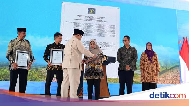 Prabowo Serahkan SK Badan Hukum ke Perwakilan Ketua Kopdes Merah Putih