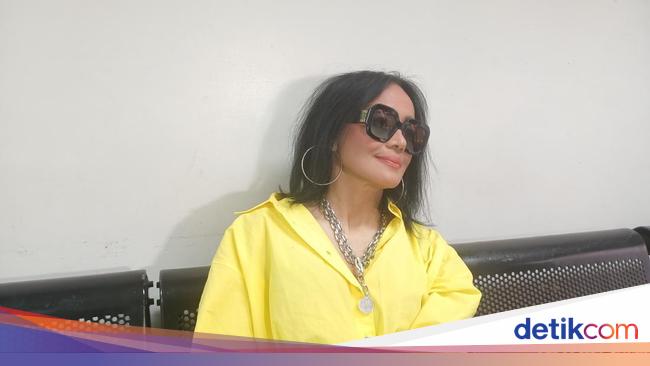 Atiek CB Menantang Diri Naik Gunung Rinjani di Usia 62 Tahun