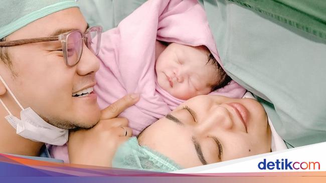 Senyum Bahagia Danang Dampingi Hemas Nura Melahirkan Anak Perempuan