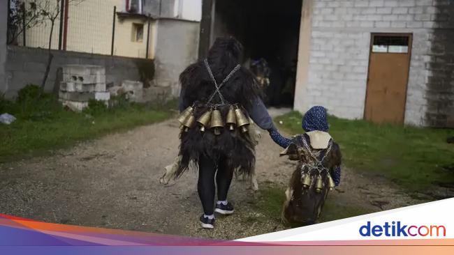 Koudounaraioi di Yunani: Tradisi Melepas Tekanan Hidup dengan Kekacauan