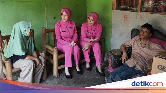 Usia 27 Tahun Lumpuh, Pria di Bekasi Dapat Kursi Roda dari Polisi
