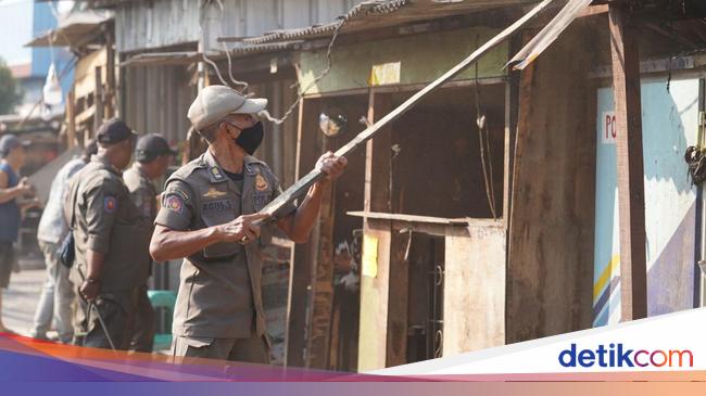 Satpol PP Bogor Bongkar 115 Bangunan Liar di Sekitar Flyover Cileungsi