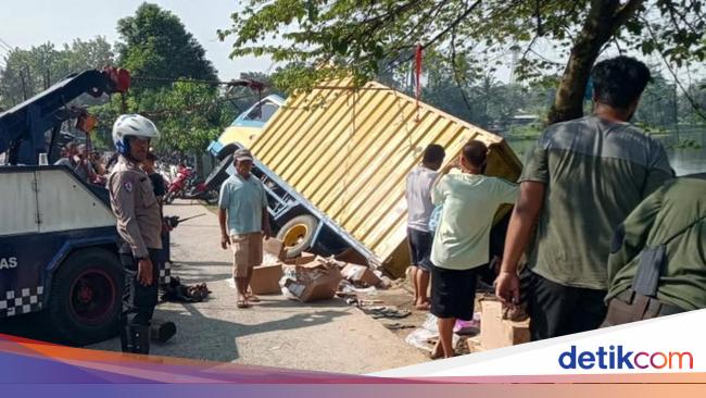Jalan Ambles, Truk Pengangkut Buku SD Terguling di Setu Jatijajar Depok