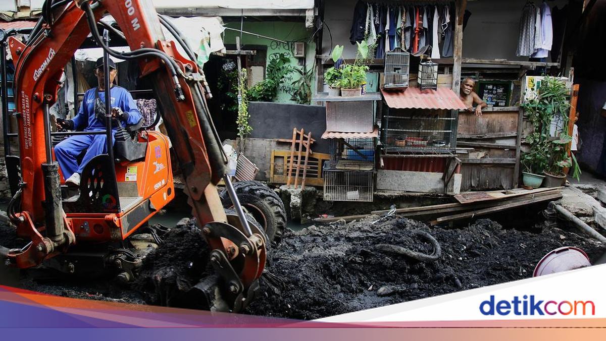 Pengerukan Kali di Jakbar Kembali Berjalan, Alat Dipasang GPS Agar Terpantau