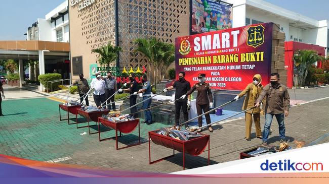 Belasan Juta Batang Rokok Ilegal yang Bikin Negara Rugi Rp 12 M Dimusnahkan