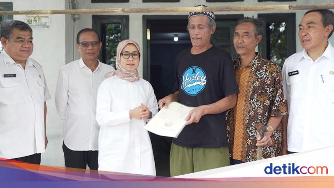 Kementrans Serahkan Sertifikat SHM ke Transmigran di Kabupaten Sukabumi