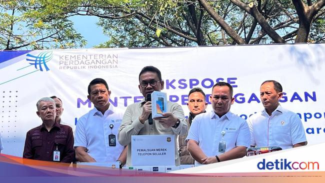 Pabrik Rakitan Smartphone Ilegal Ditutup, 5.847 HP-Mesin Rp 17,6 M Disita