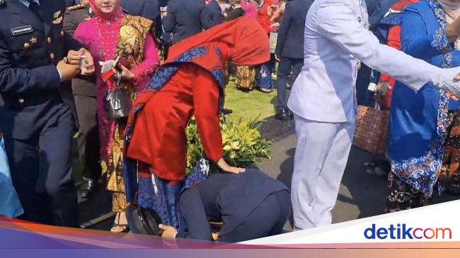 Momen Peraih Adhi Makayasa TNI AU Cium Kaki Ibu Usai Dilantik Prabowo