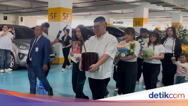 Tatapan Kosong tapi Tetap Tegar Sarwendah Antar Jenazah Ayah Dikremasi