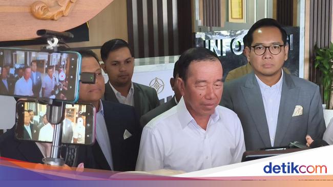 Jokowi Tegaskan Tak Pernah Perintahkan Dian Sandi Unggah Ijazah