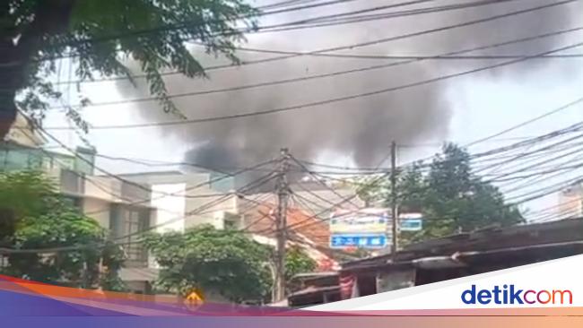 Kebakaran Rumah di Matraman Dalam Jakpus, 70 Personel Damkar Dikerahkan
