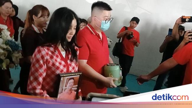 Jordi Onsu Bantu Sediakan Kapal Istimewa Untuk Larung Abu Jenazah Ayah Sarwendah